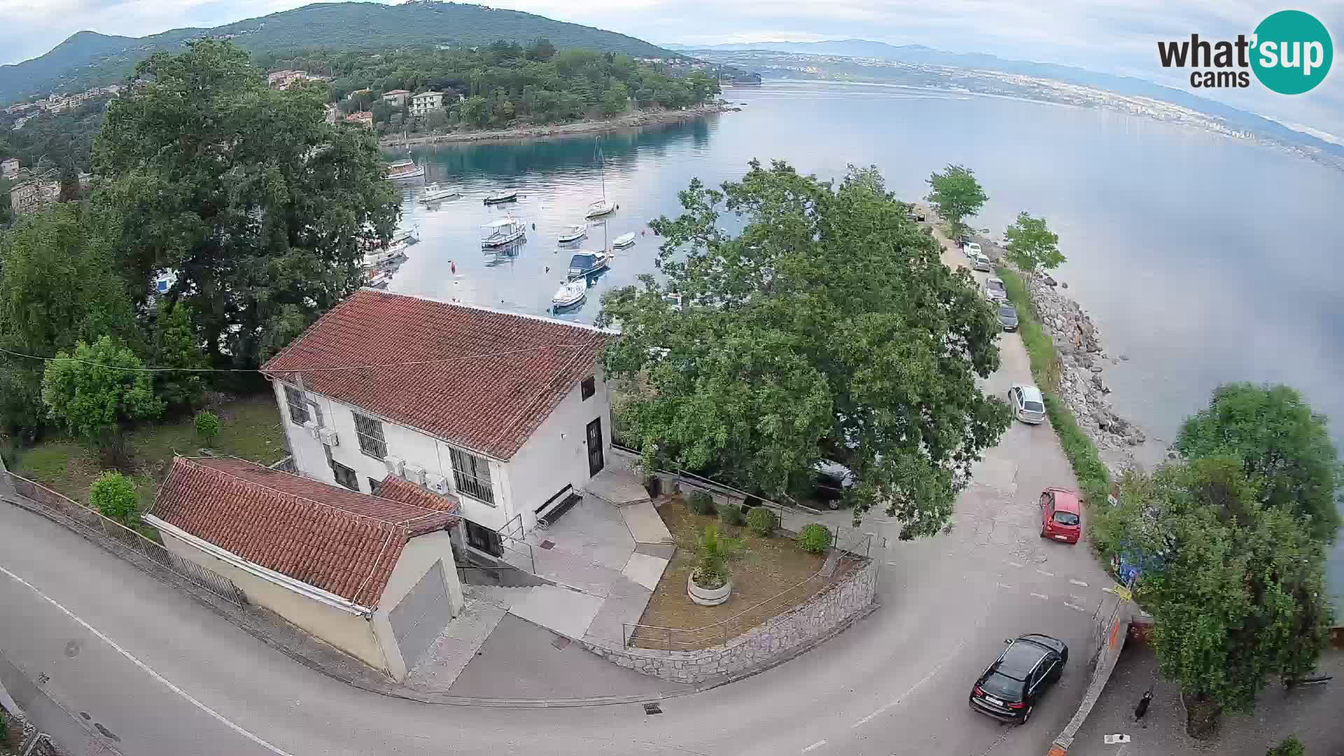 Spletna kamera pristanišče Ika – Pogled v živo na pristanišče in luči Opatije