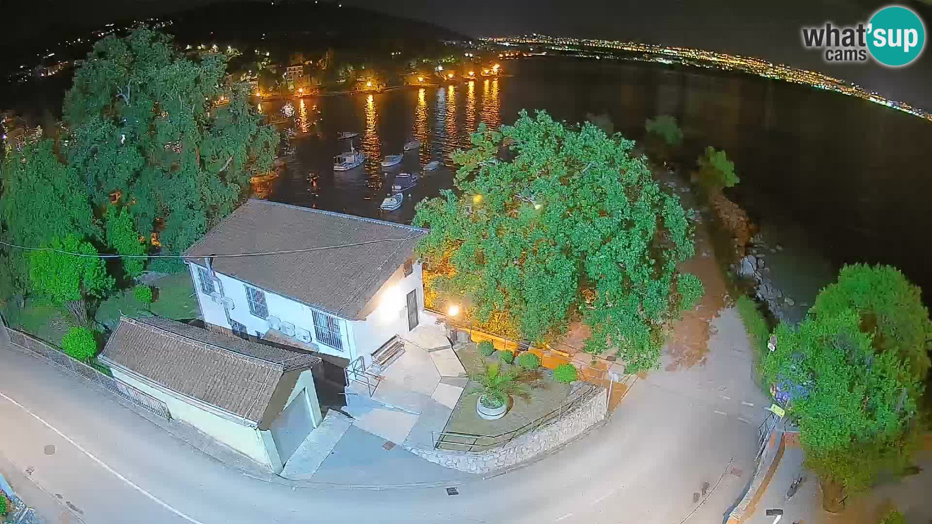 Spletna kamera pristanišče Ika – Pogled v živo na pristanišče in luči Opatije