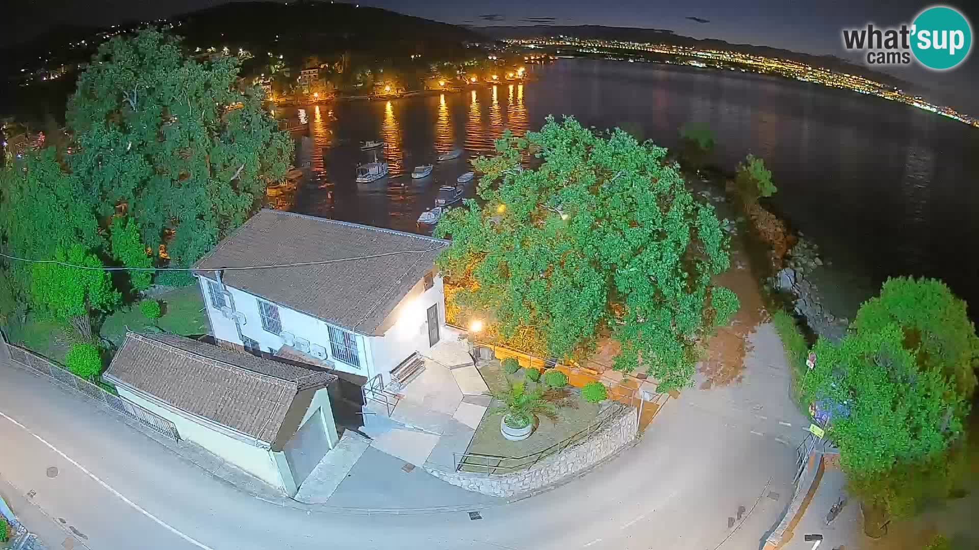 Spletna kamera pristanišče Ika – Pogled v živo na pristanišče in luči Opatije