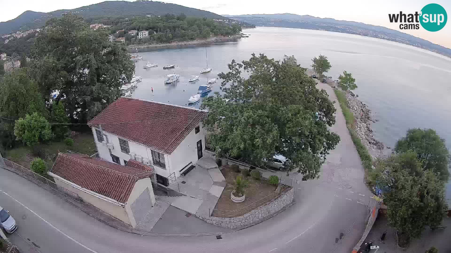Web kamera luka Ika – Pogled uživo na luku i svjetla Opatije