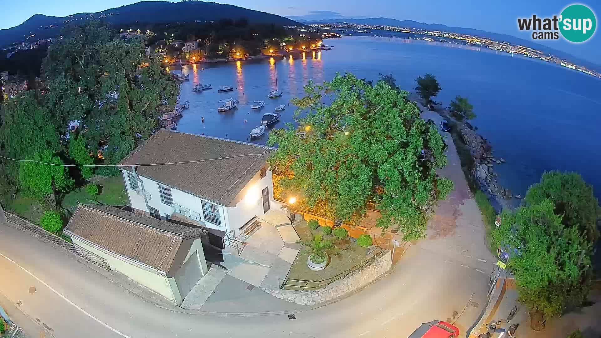 Spletna kamera pristanišče Ika – Pogled v živo na pristanišče in luči Opatije