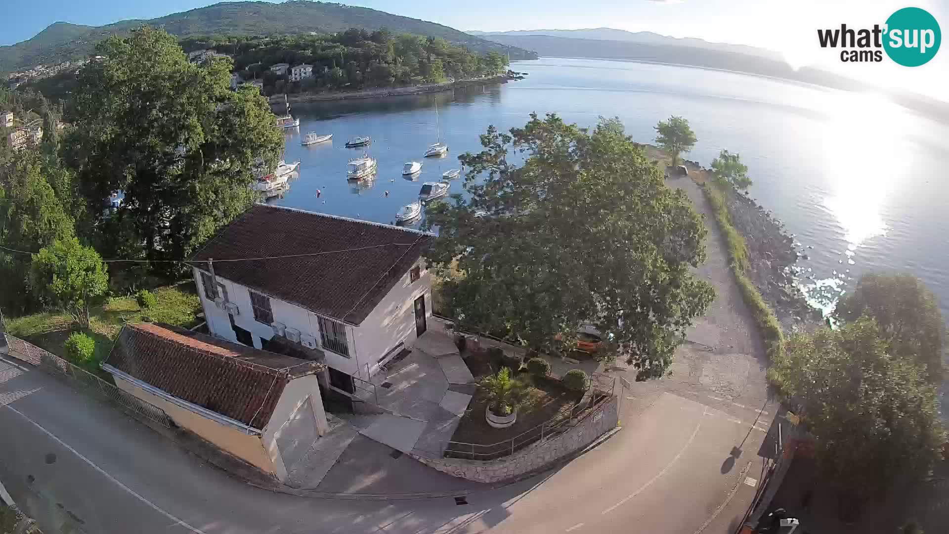 Web kamera luka Ika – Pogled uživo na luku i svjetla Opatije