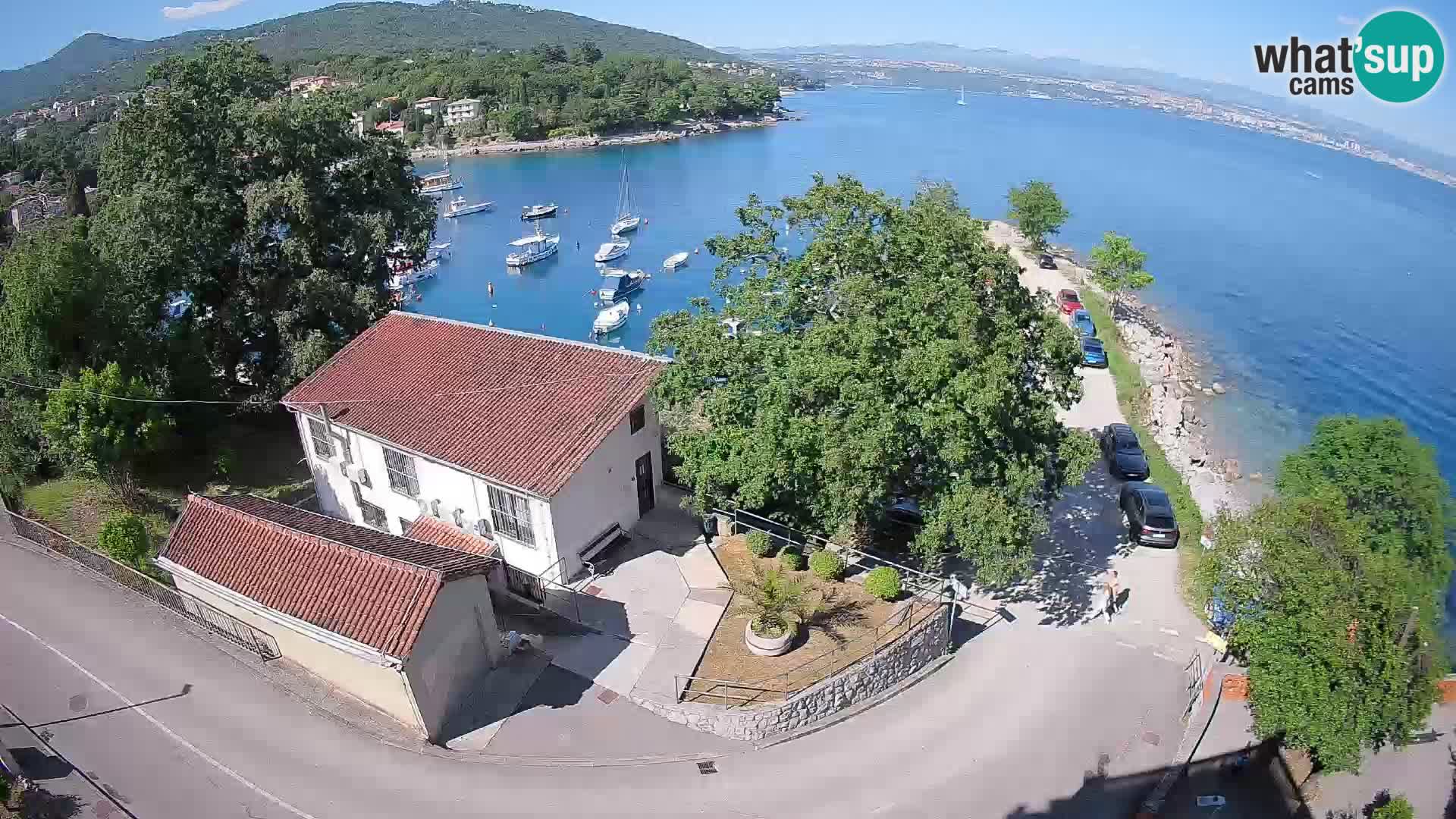 Spletna kamera pristanišče Ika – Pogled v živo na pristanišče in luči Opatije