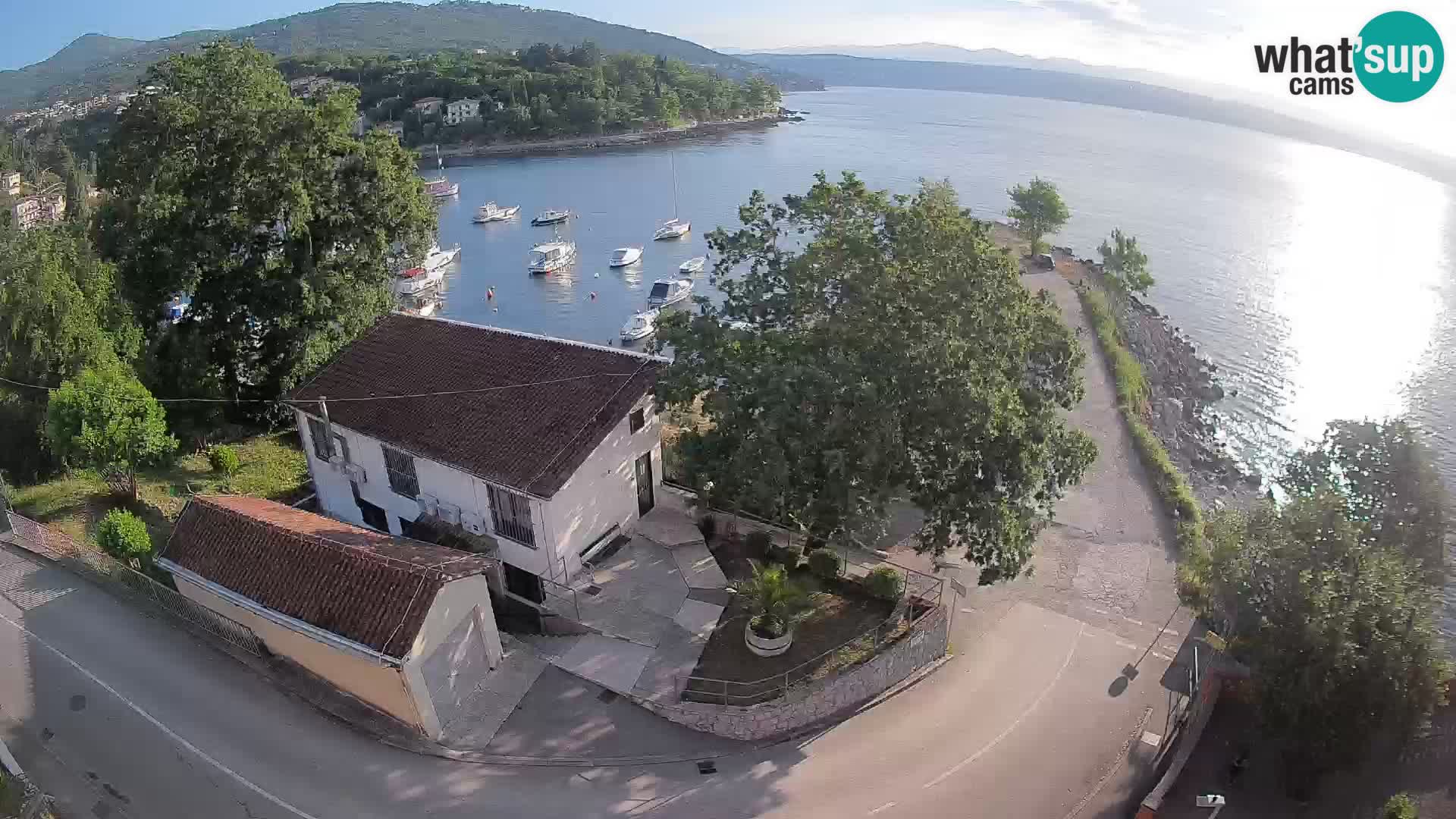 Spletna kamera pristanišče Ika – Pogled v živo na pristanišče in luči Opatije