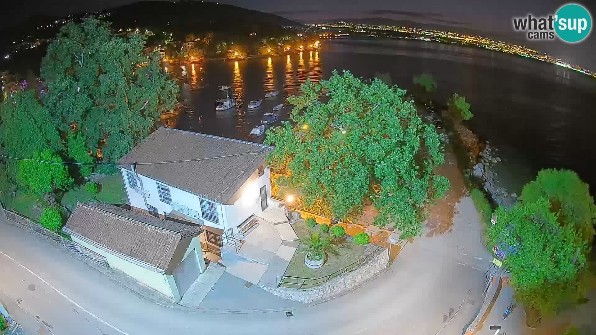 Spletna kamera pristanišče Ika – Pogled v živo na pristanišče in luči Opatije