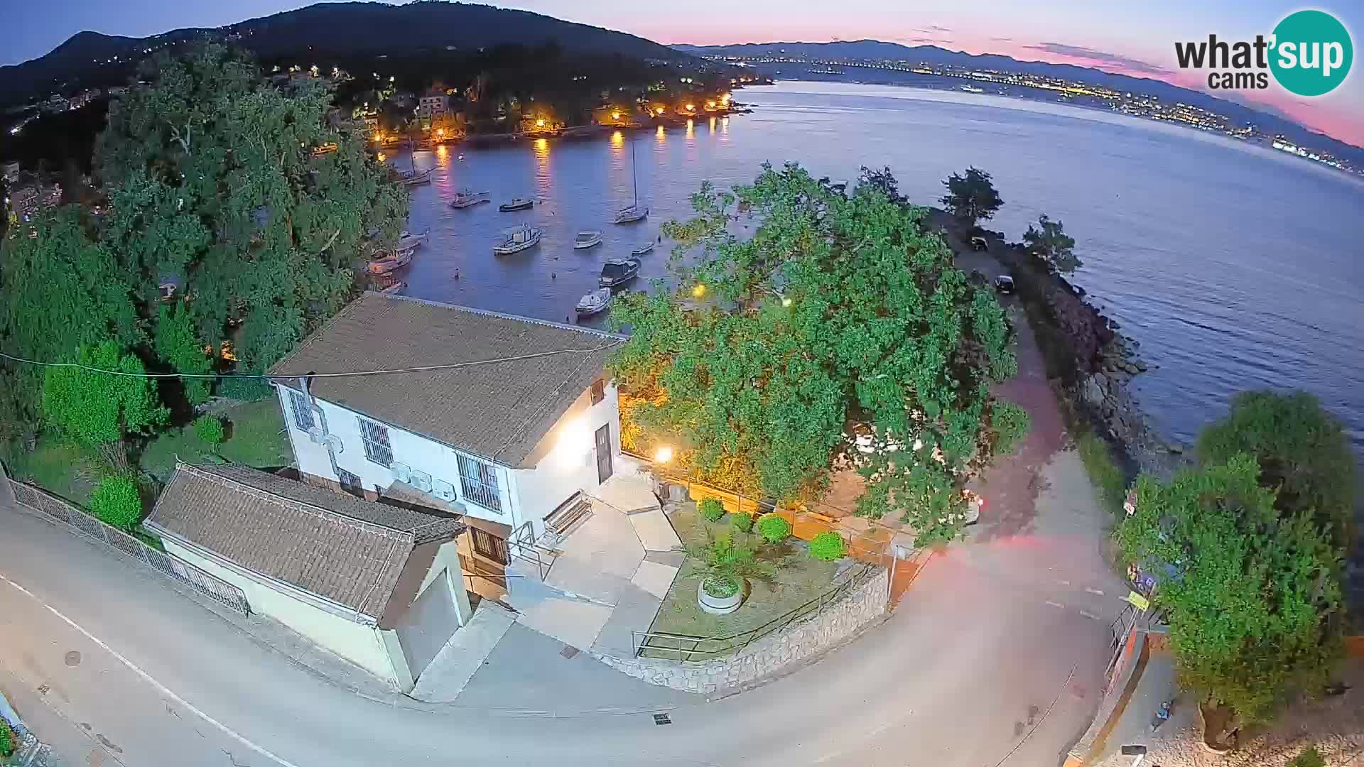 Spletna kamera pristanišče Ika – Pogled v živo na pristanišče in luči Opatije