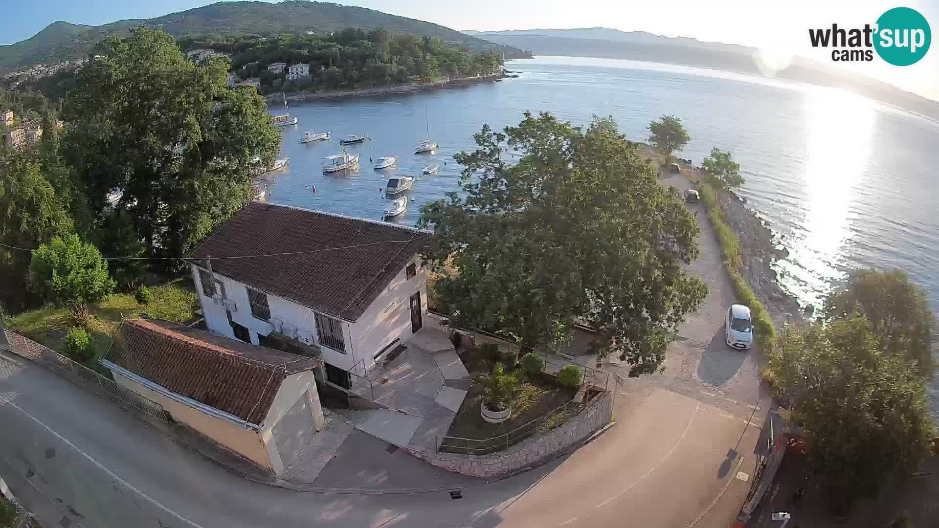 Spletna kamera pristanišče Ika – Pogled v živo na pristanišče in luči Opatije