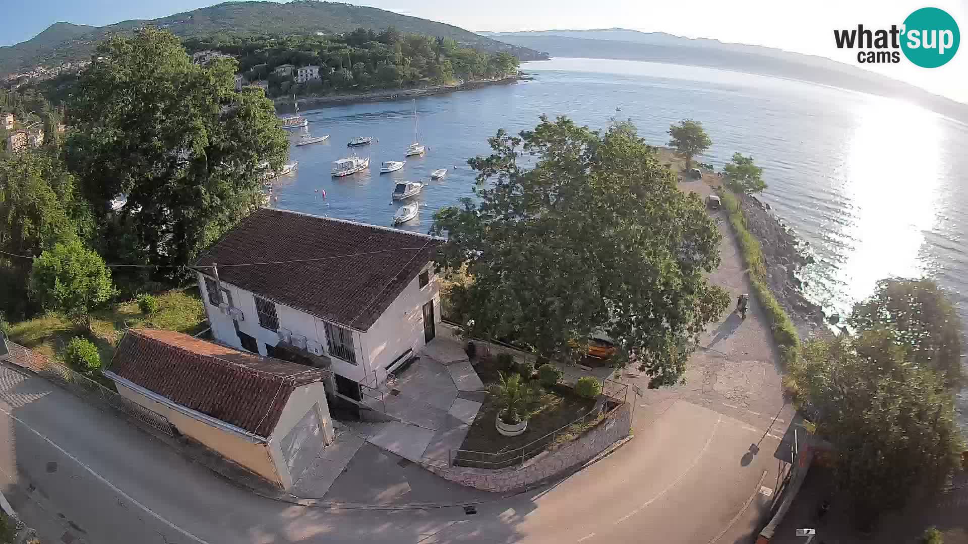 Spletna kamera pristanišče Ika – Pogled v živo na pristanišče in luči Opatije