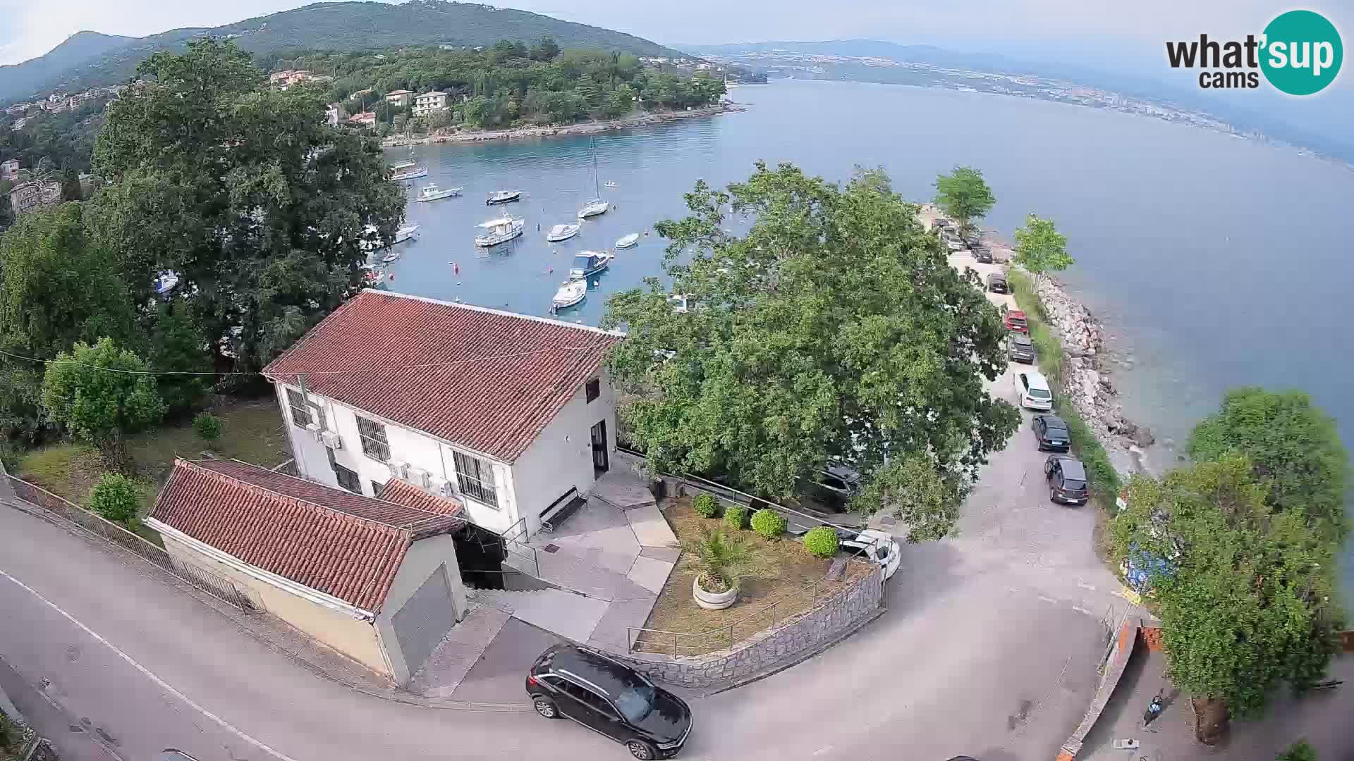 Spletna kamera pristanišče Ika – Pogled v živo na pristanišče in luči Opatije