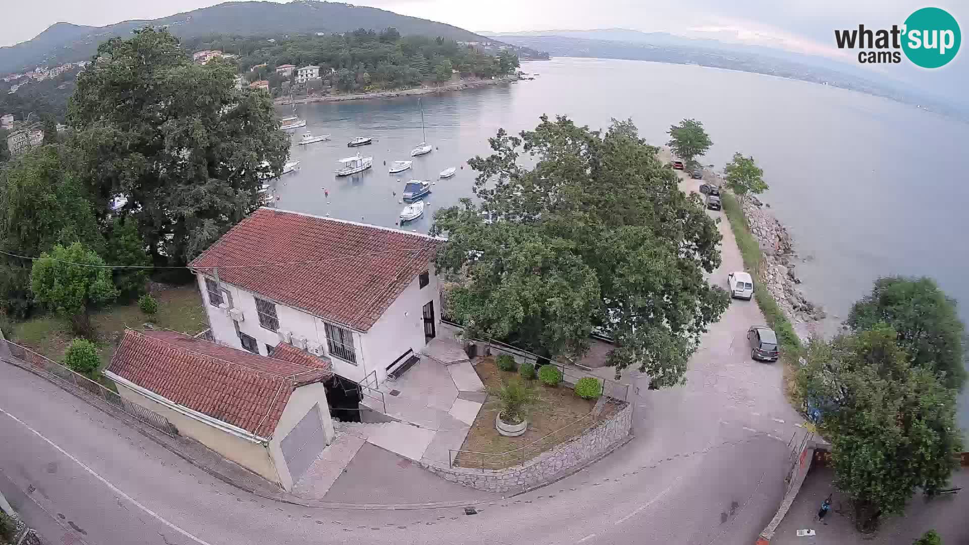 Spletna kamera pristanišče Ika – Pogled v živo na pristanišče in luči Opatije