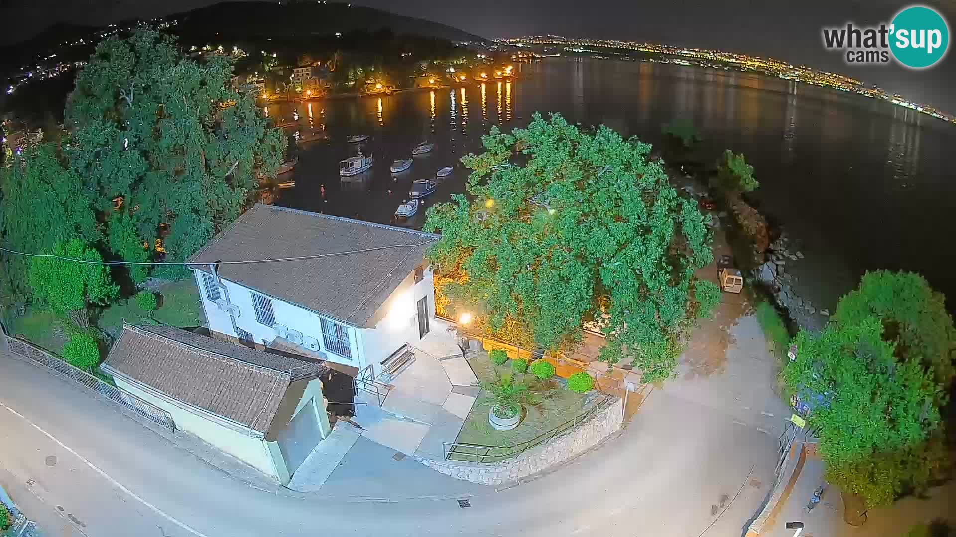 Web kamera luka Ika – Pogled uživo na luku i svjetla Opatije