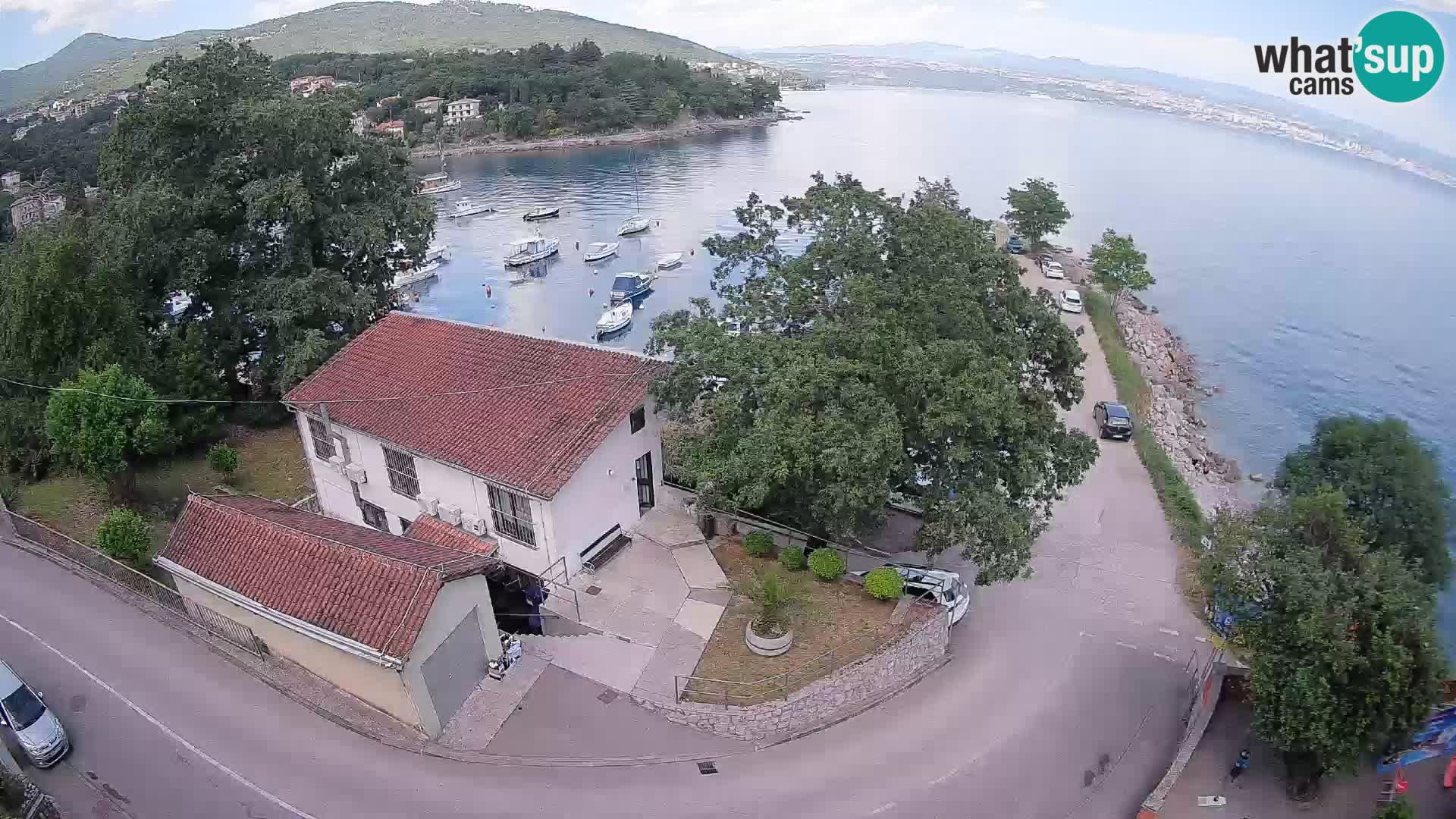 Spletna kamera pristanišče Ika – Pogled v živo na pristanišče in luči Opatije