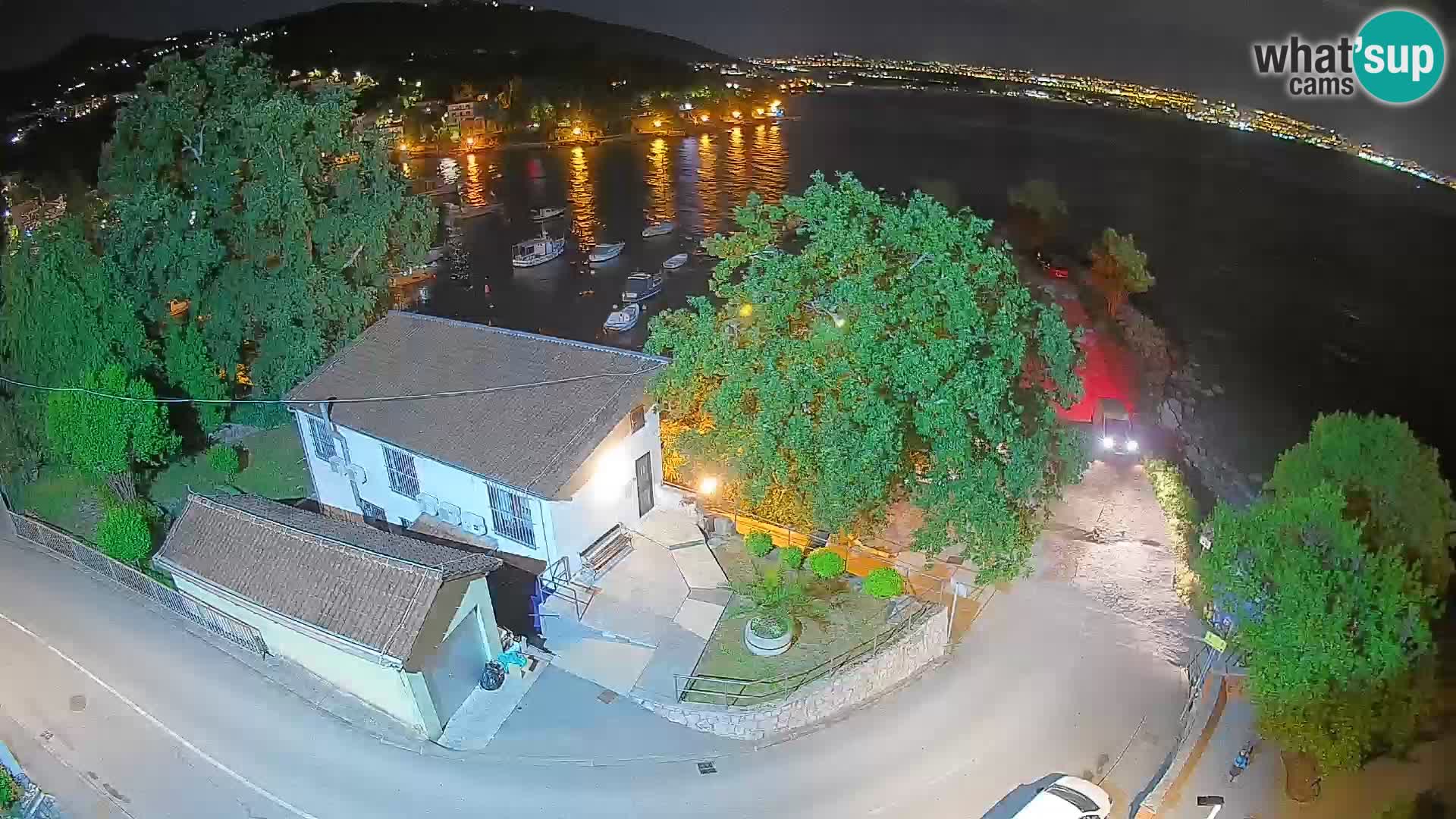 Web kamera luka Ika – Pogled uživo na luku i svjetla Opatije