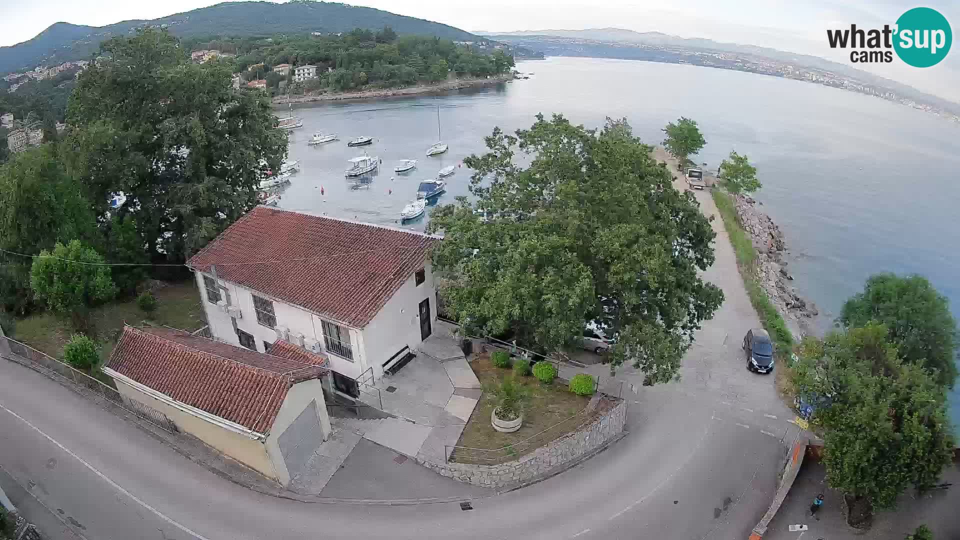 Spletna kamera pristanišče Ika – Pogled v živo na pristanišče in luči Opatije