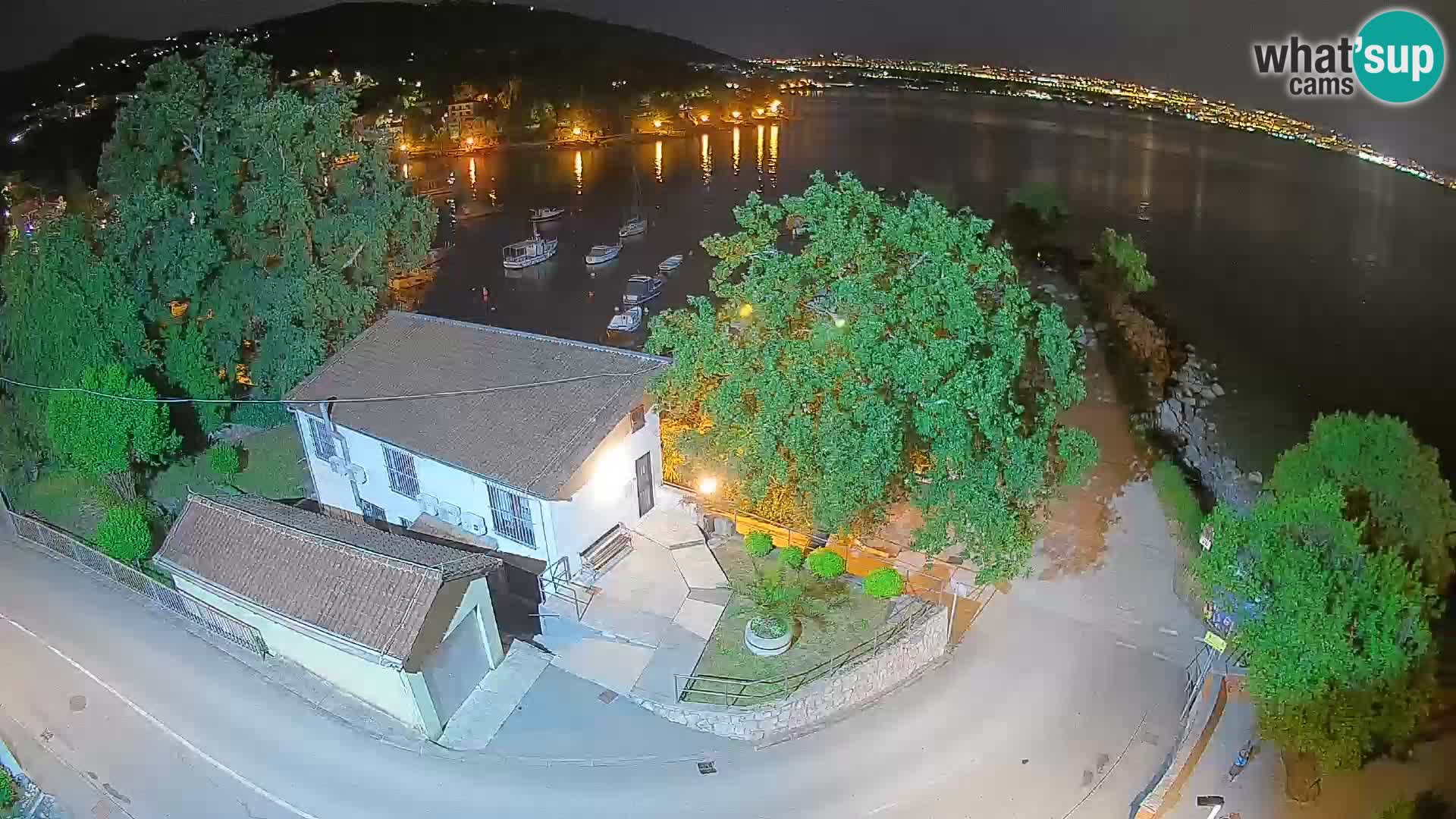 Spletna kamera pristanišče Ika – Pogled v živo na pristanišče in luči Opatije