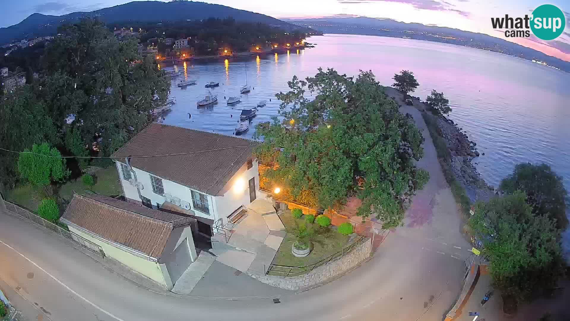 Spletna kamera pristanišče Ika – Pogled v živo na pristanišče in luči Opatije