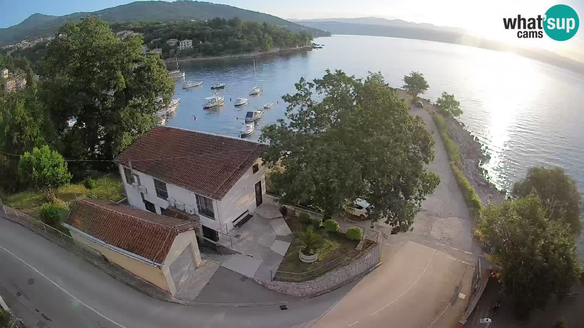 Spletna kamera pristanišče Ika – Pogled v živo na pristanišče in luči Opatije