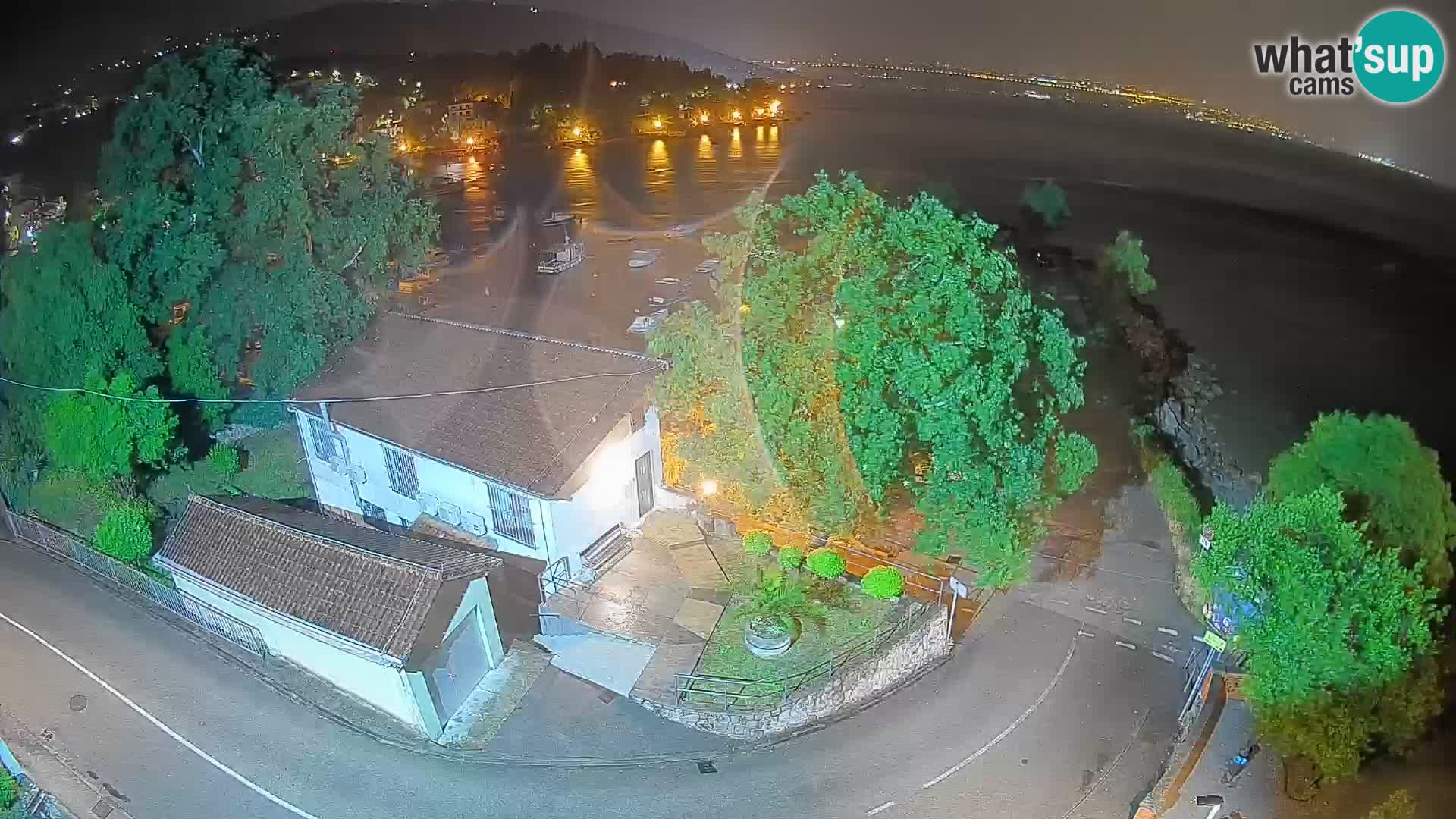 Spletna kamera pristanišče Ika – Pogled v živo na pristanišče in luči Opatije