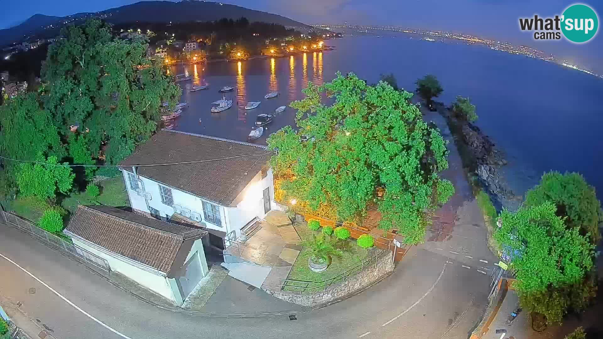 Spletna kamera pristanišče Ika – Pogled v živo na pristanišče in luči Opatije