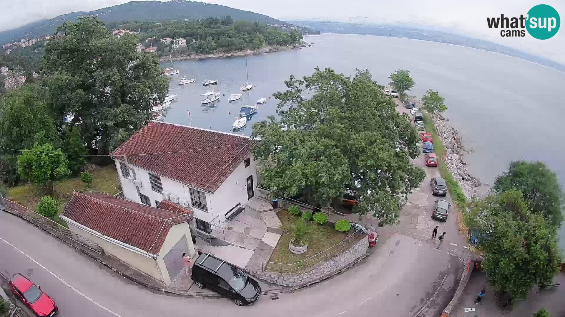 Spletna kamera pristanišče Ika – Pogled v živo na pristanišče in luči Opatije