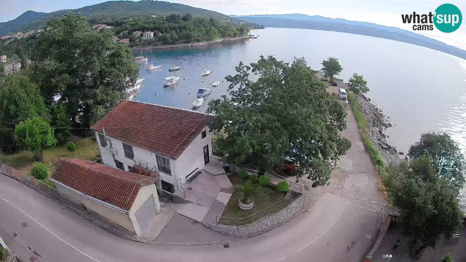 Spletna kamera pristanišče Ika – Pogled v živo na pristanišče in luči Opatije
