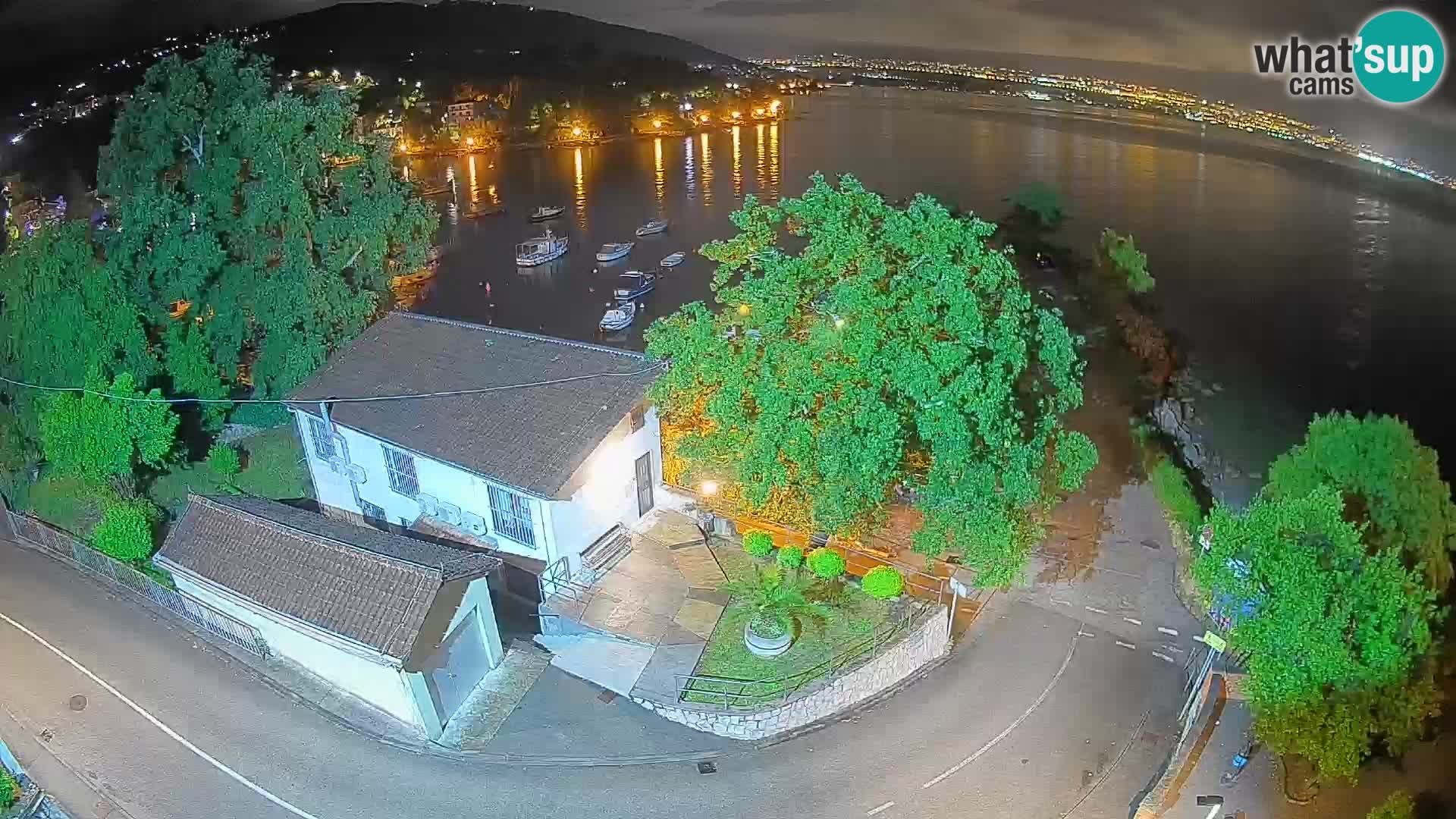 Web kamera luka Ika – Pogled uživo na luku i svjetla Opatije