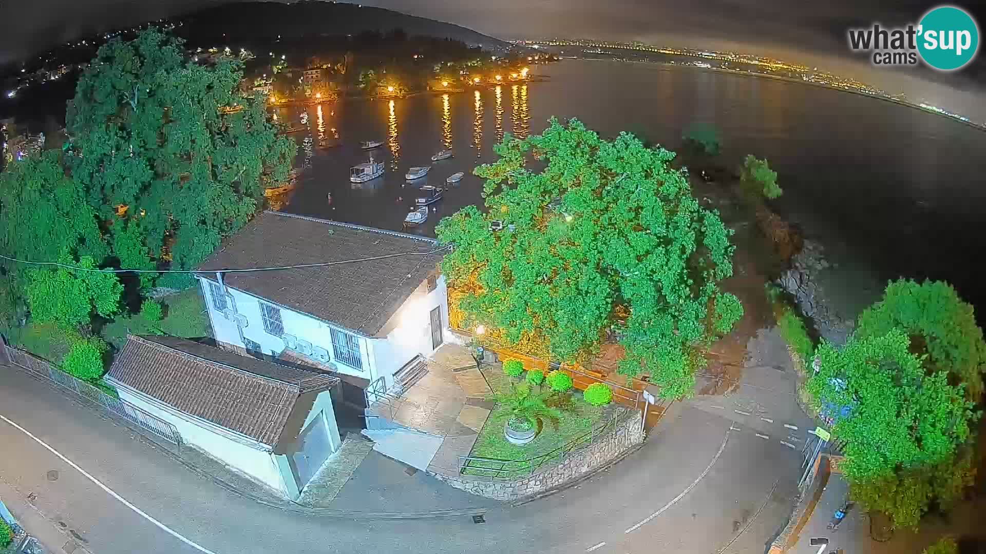 Spletna kamera pristanišče Ika – Pogled v živo na pristanišče in luči Opatije