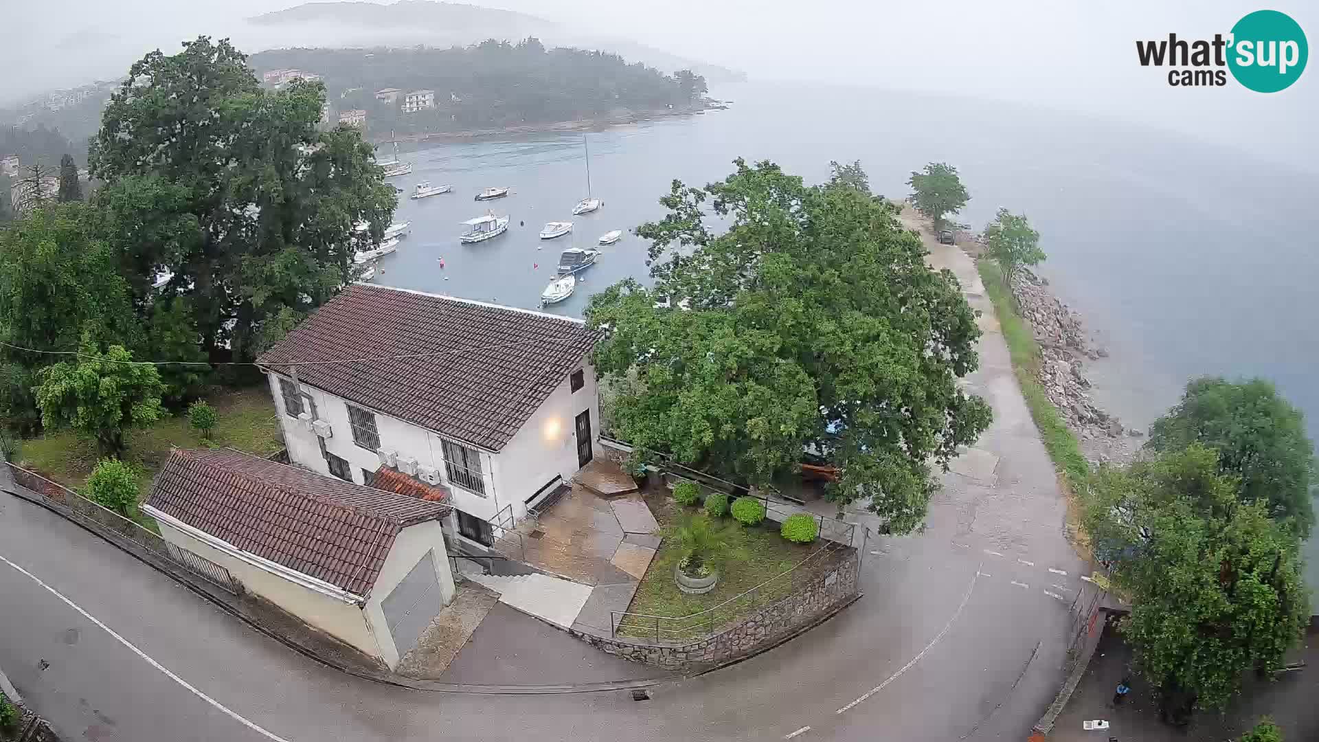 Spletna kamera pristanišče Ika – Pogled v živo na pristanišče in luči Opatije