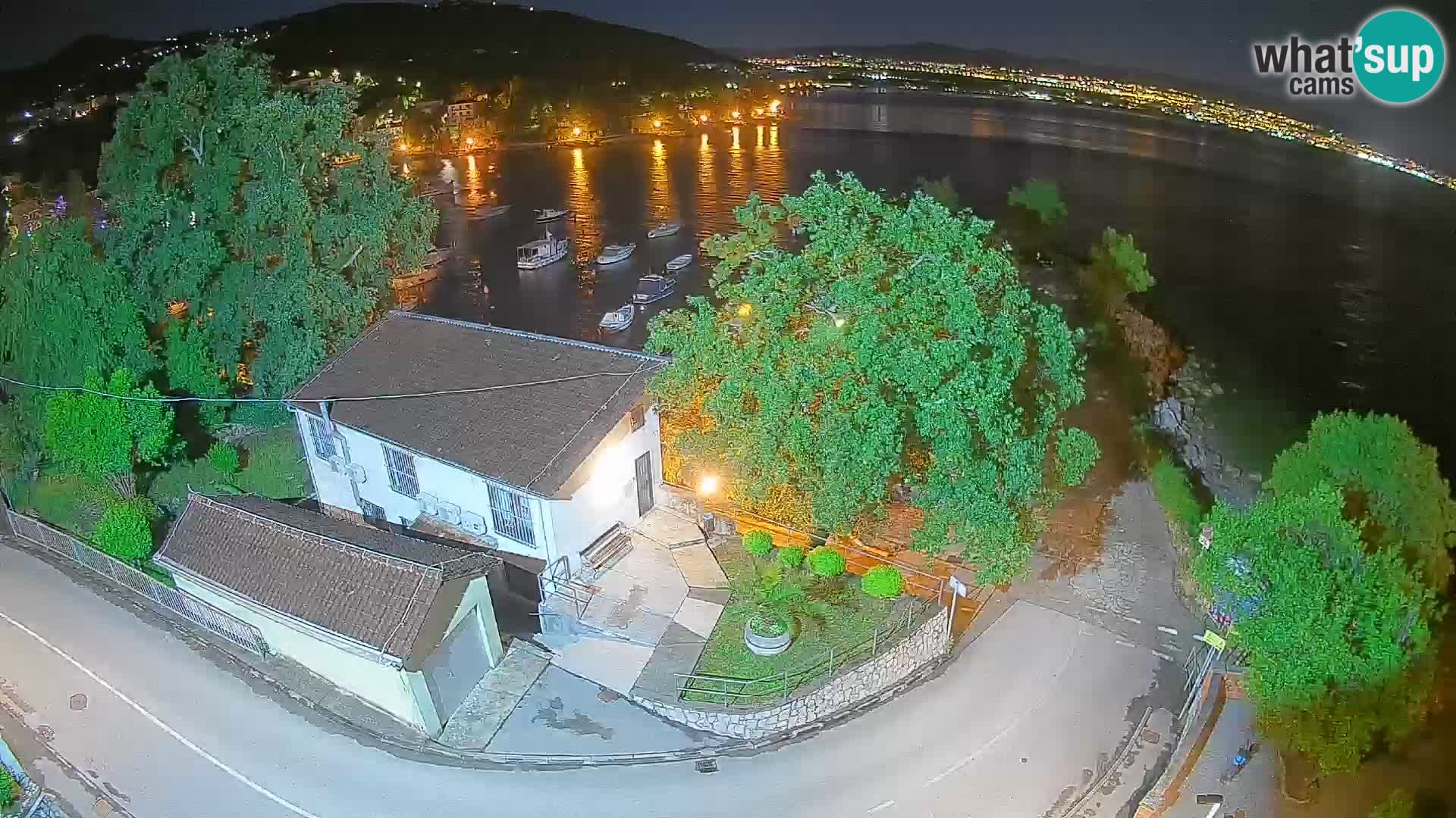 Web kamera luka Ika – Pogled uživo na luku i svjetla Opatije