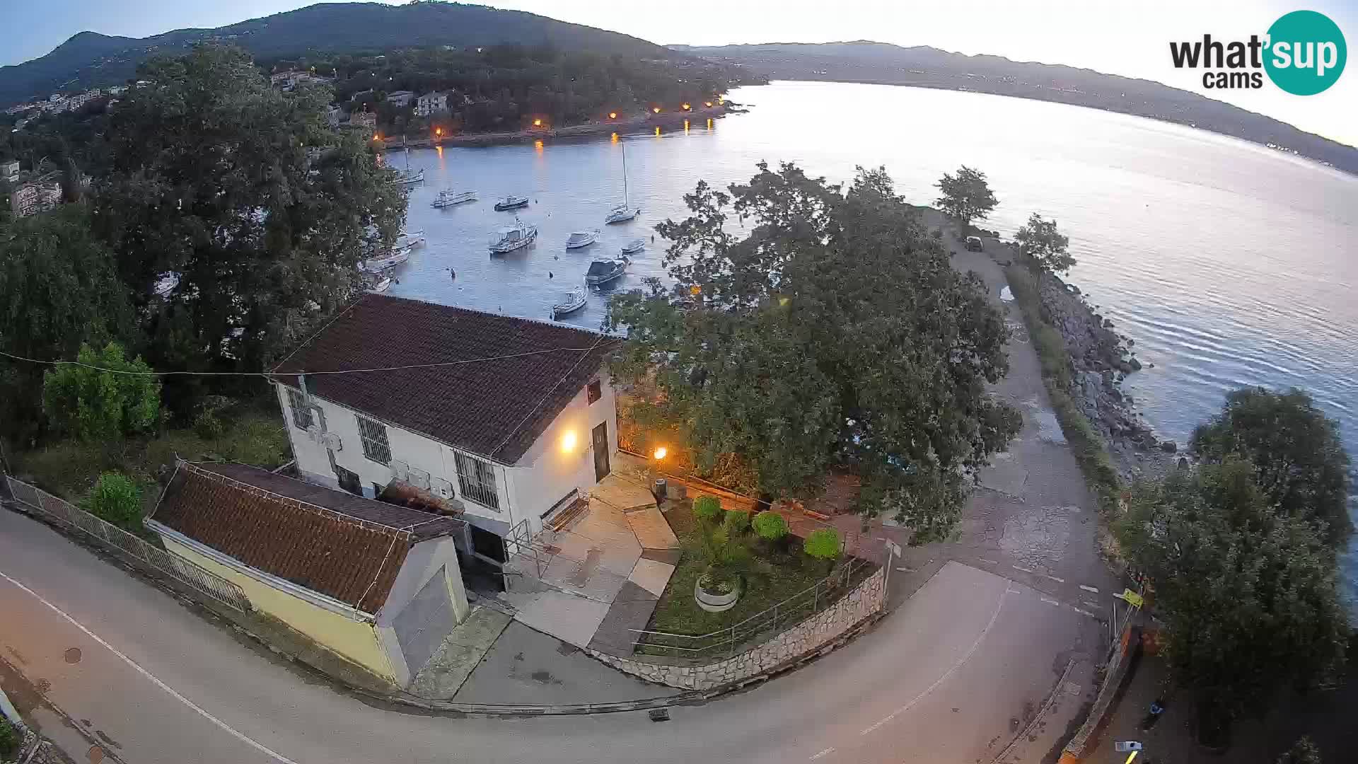 Spletna kamera pristanišče Ika – Pogled v živo na pristanišče in luči Opatije
