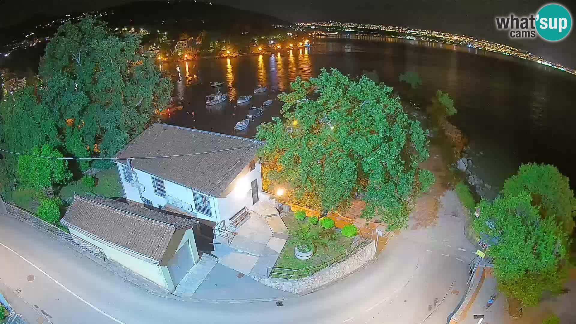 Spletna kamera pristanišče Ika – Pogled v živo na pristanišče in luči Opatije