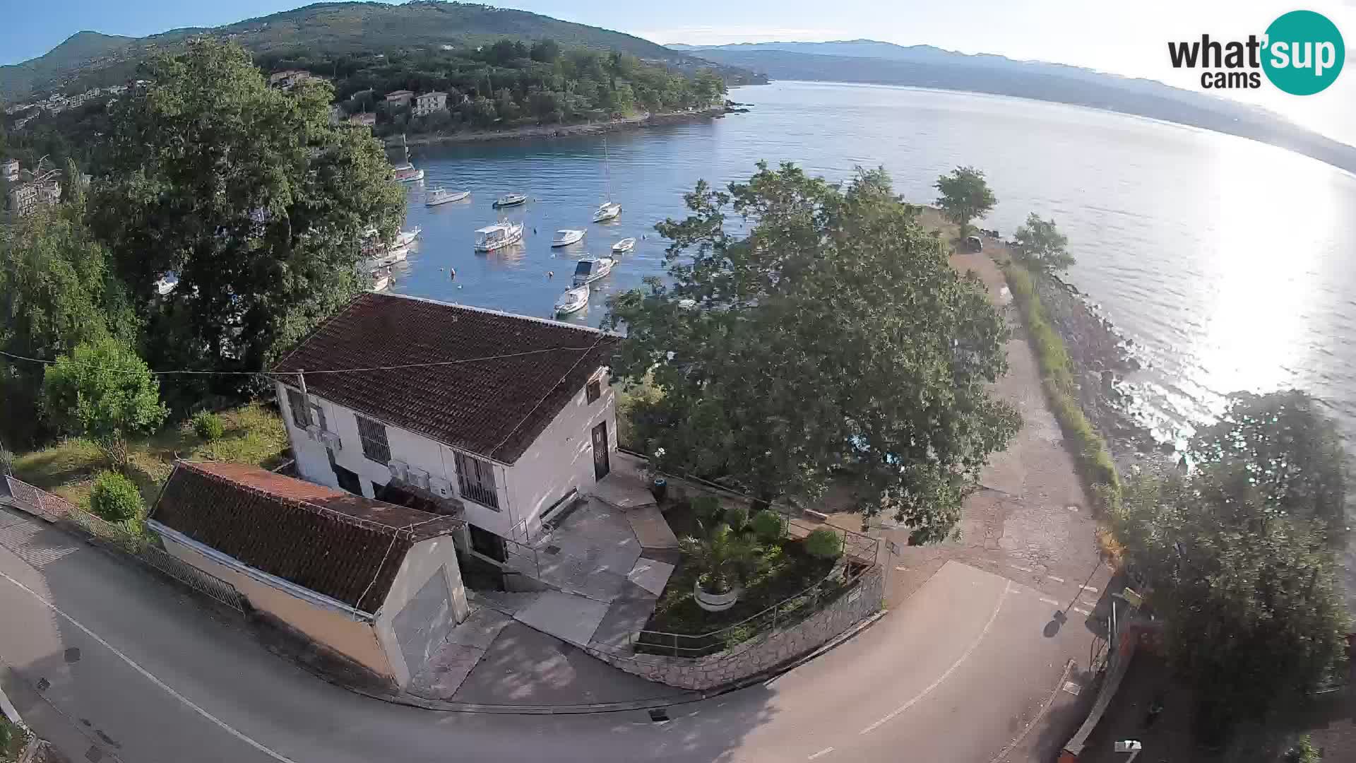 Spletna kamera pristanišče Ika – Pogled v živo na pristanišče in luči Opatije