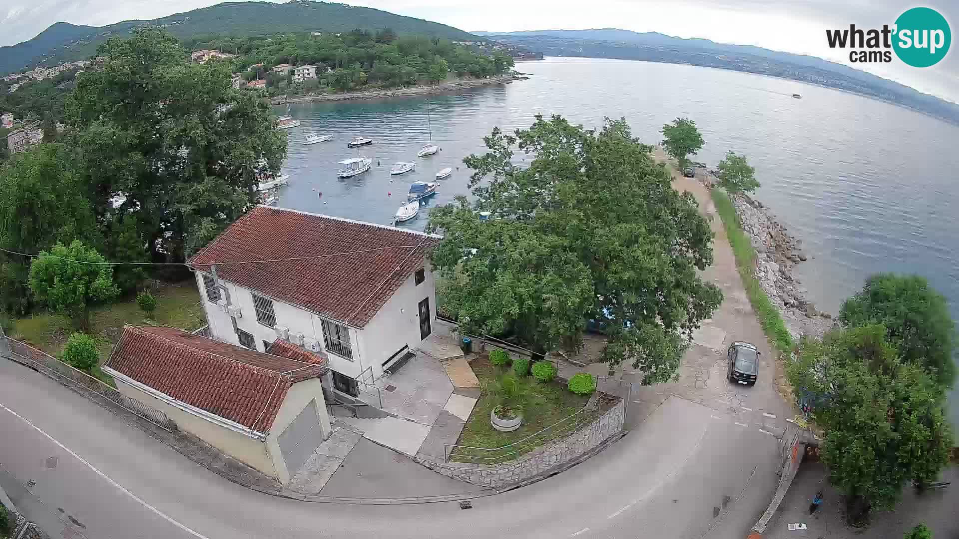 Spletna kamera pristanišče Ika – Pogled v živo na pristanišče in luči Opatije
