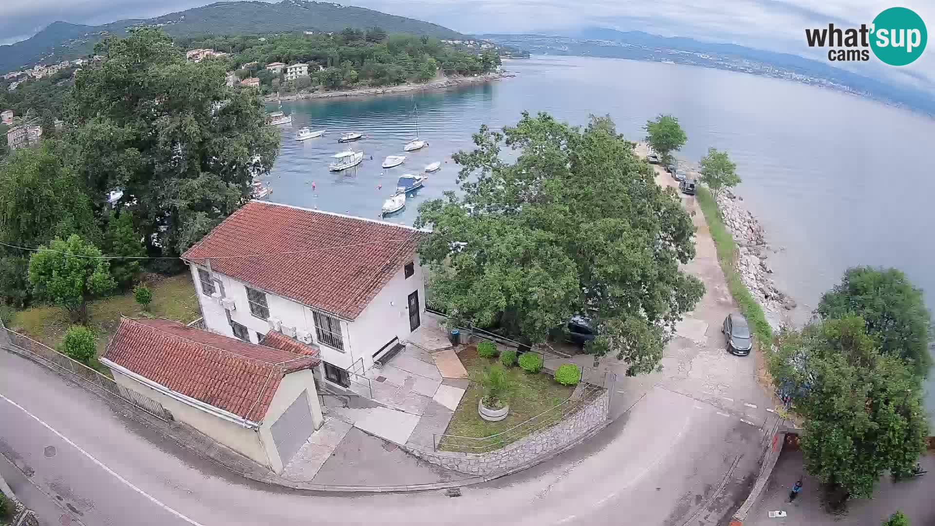 Spletna kamera pristanišče Ika – Pogled v živo na pristanišče in luči Opatije