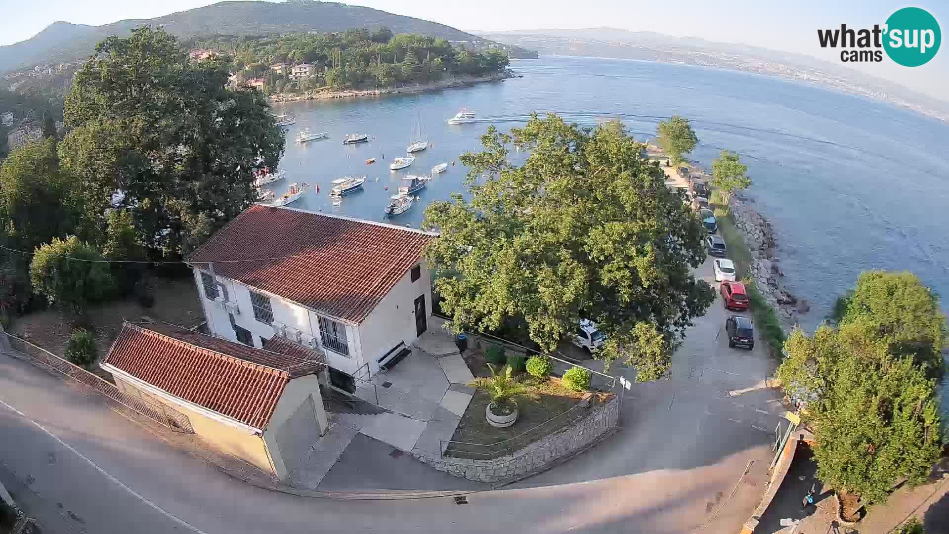 Spletna kamera pristanišče Ika – Pogled v živo na pristanišče in luči Opatije