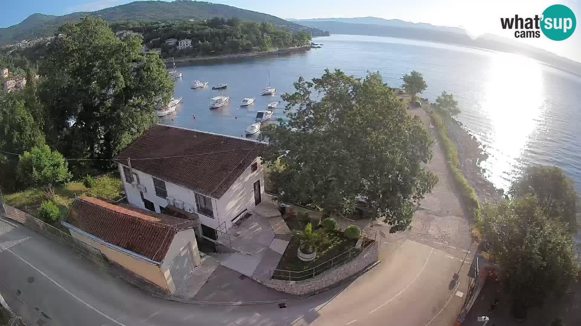 Web kamera luka Ika – Pogled uživo na luku i svjetla Opatije