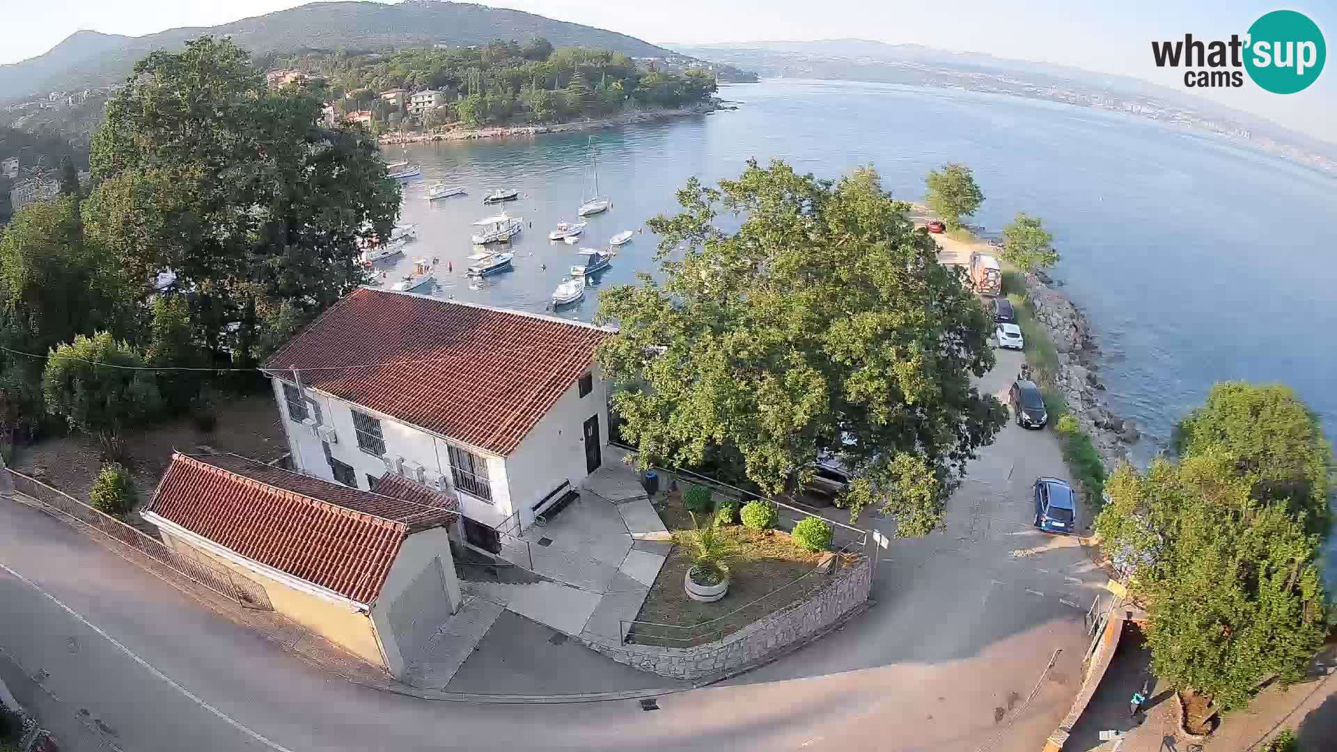 Spletna kamera pristanišče Ika – Pogled v živo na pristanišče in luči Opatije