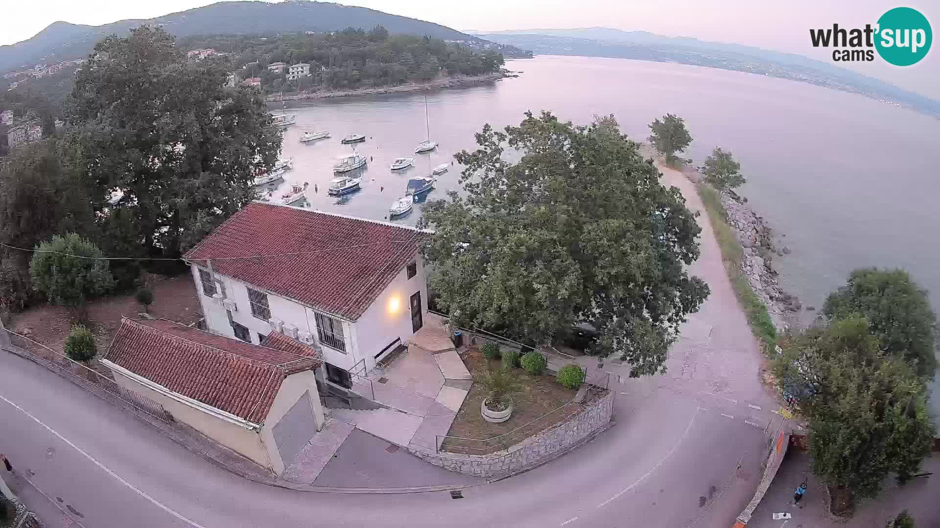 Web kamera luka Ika – Pogled uživo na luku i svjetla Opatije