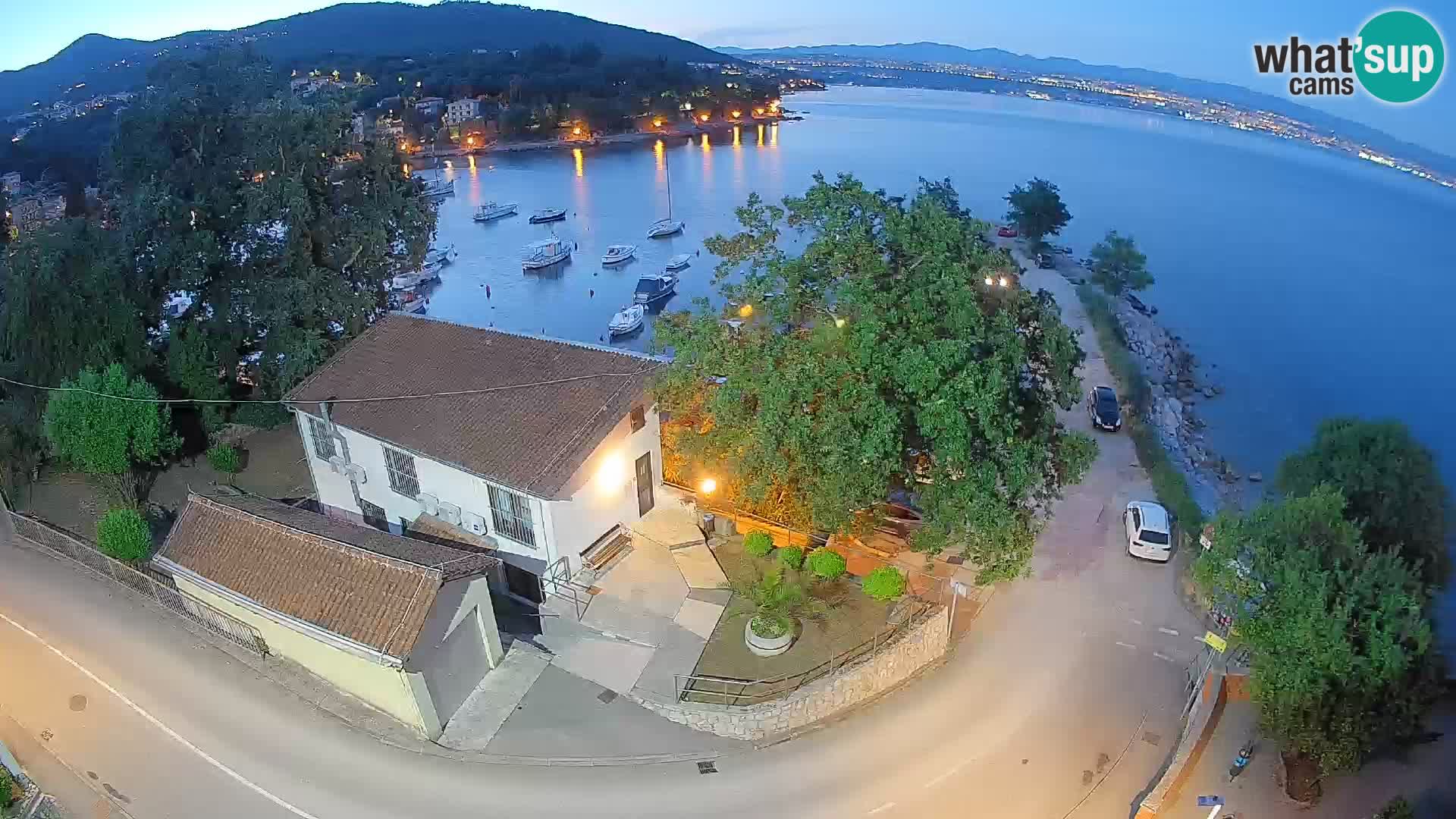 Web kamera luka Ika – Pogled uživo na luku i svjetla Opatije