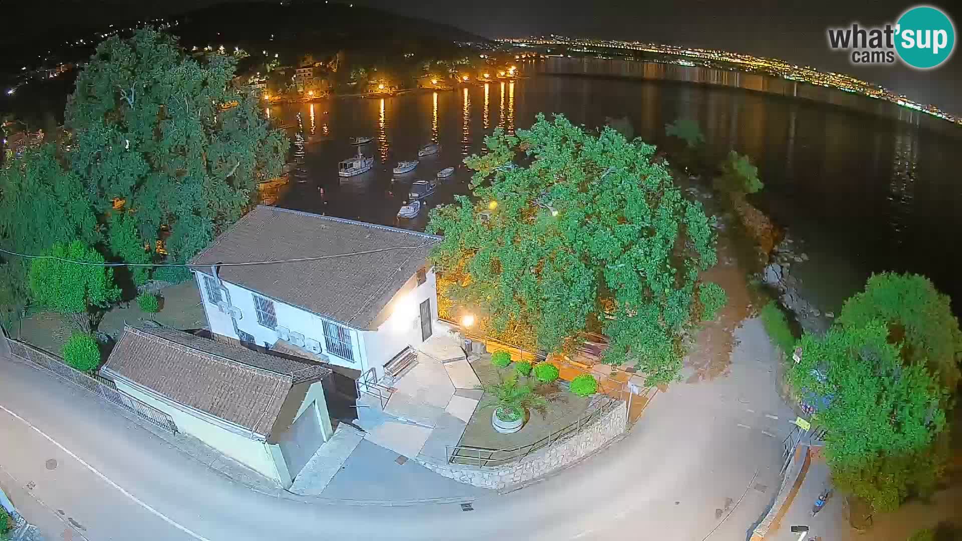 Spletna kamera pristanišče Ika – Pogled v živo na pristanišče in luči Opatije