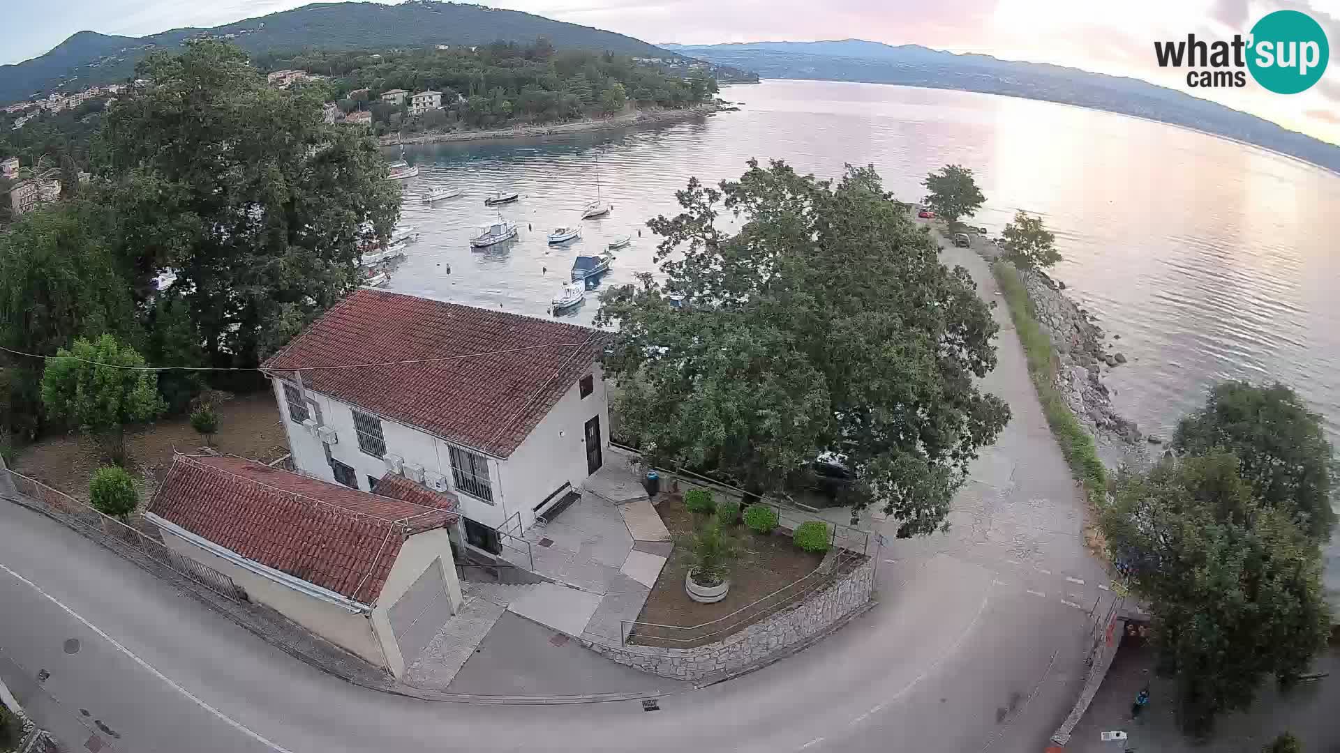 Spletna kamera pristanišče Ika – Pogled v živo na pristanišče in luči Opatije