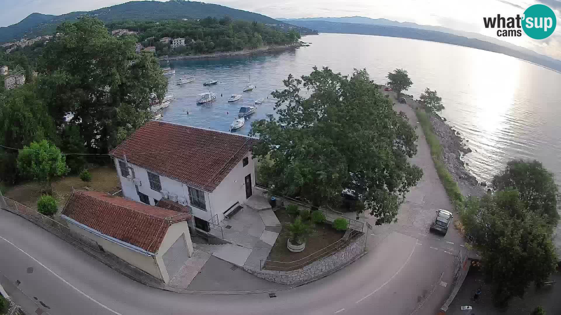 Spletna kamera pristanišče Ika – Pogled v živo na pristanišče in luči Opatije