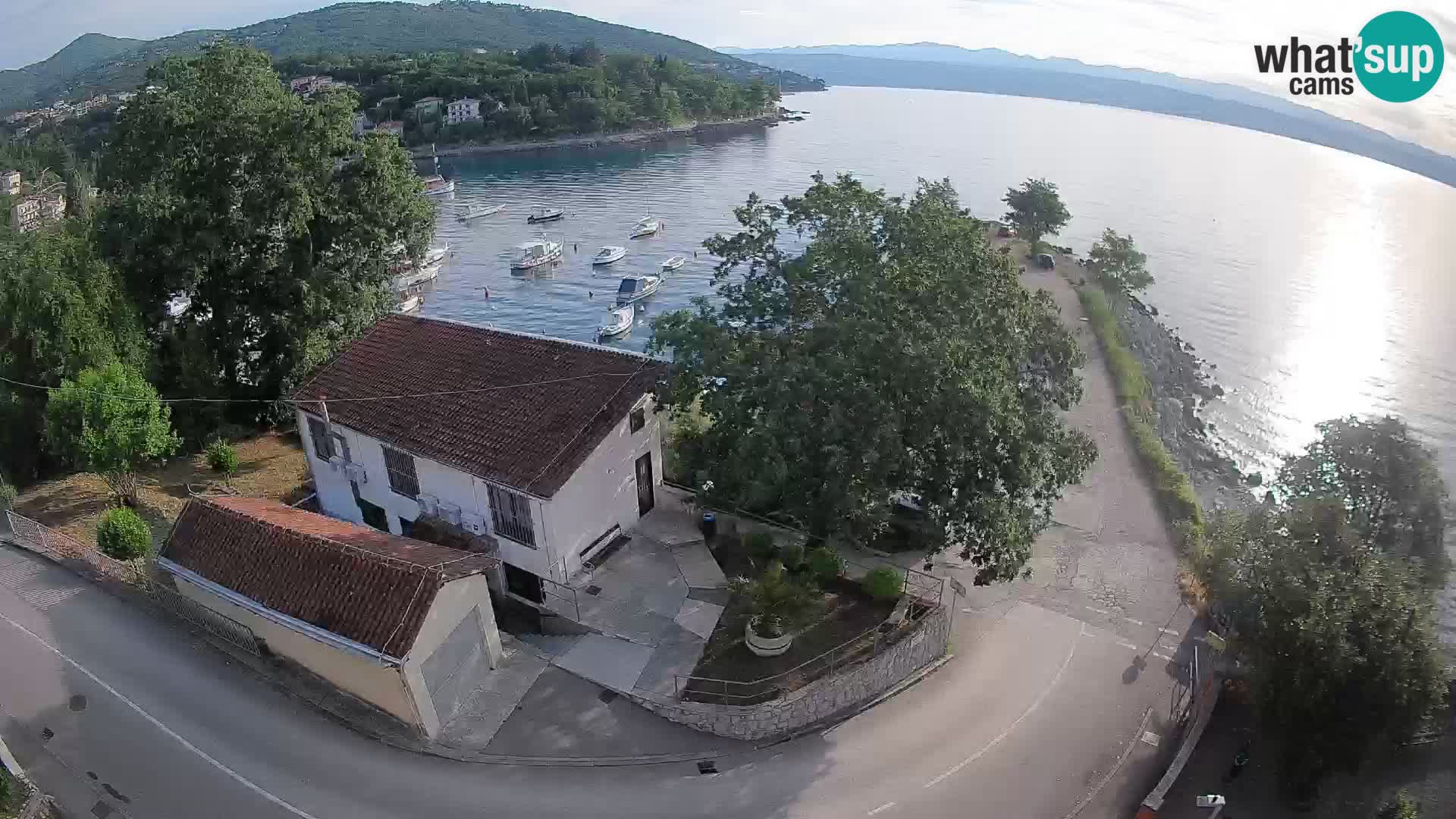 Web kamera luka Ika – Pogled uživo na luku i svjetla Opatije
