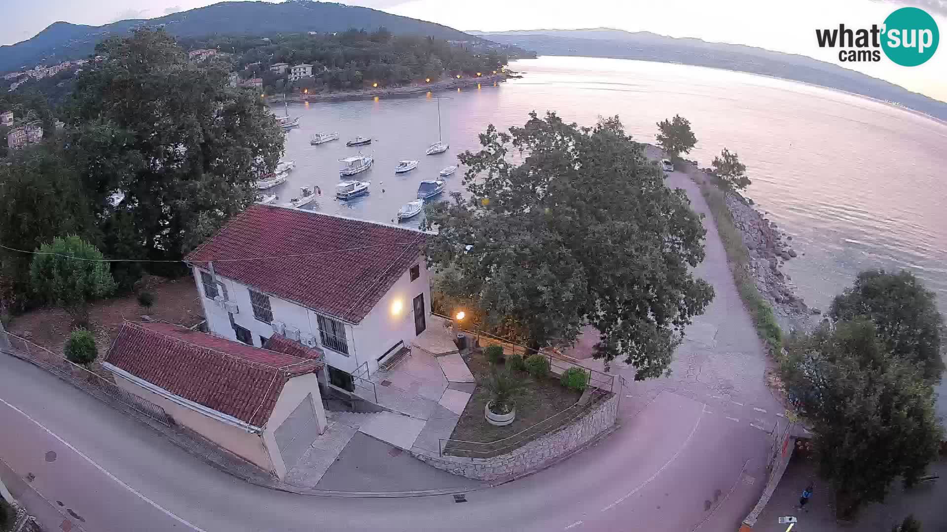 Spletna kamera pristanišče Ika – Pogled v živo na pristanišče in luči Opatije