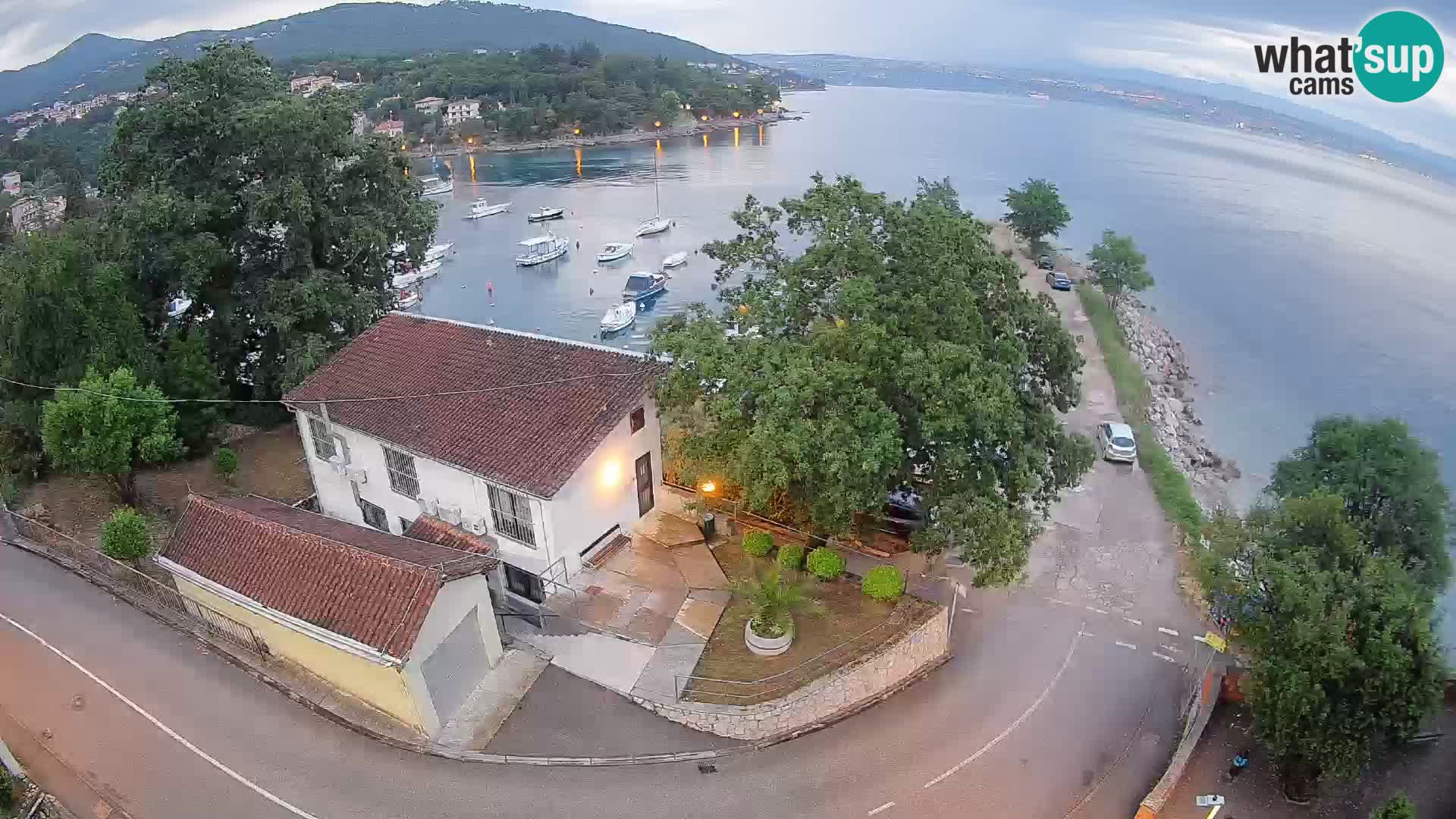 Spletna kamera pristanišče Ika – Pogled v živo na pristanišče in luči Opatije