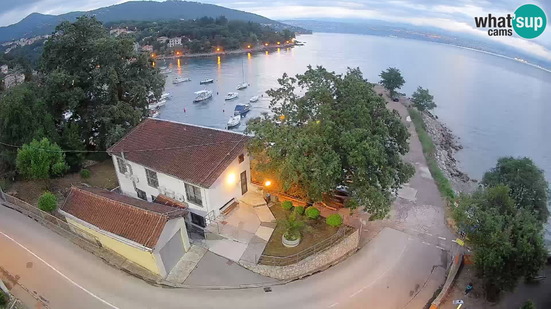 Web kamera luka Ika – Pogled uživo na luku i svjetla Opatije