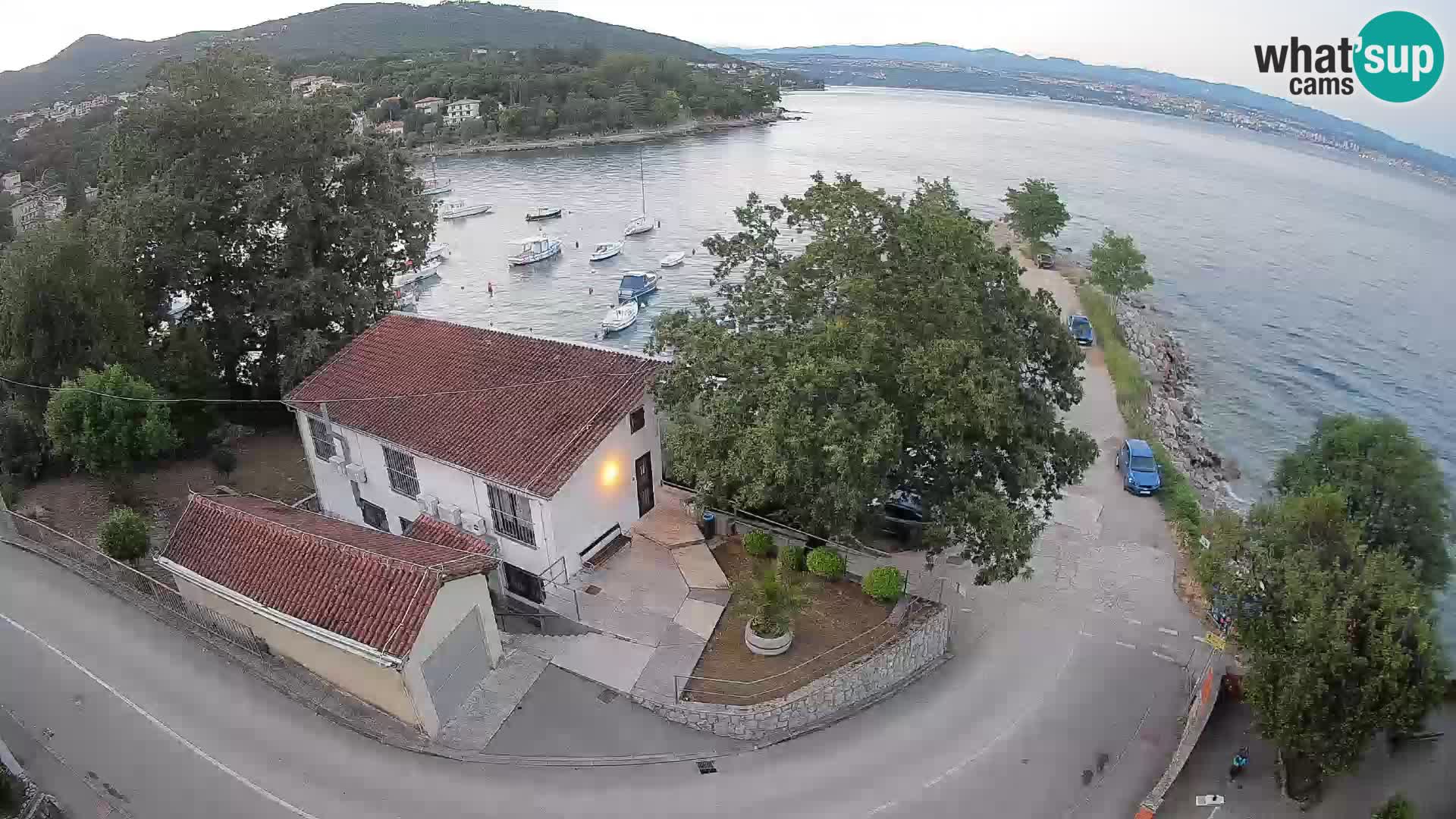 Spletna kamera pristanišče Ika – Pogled v živo na pristanišče in luči Opatije