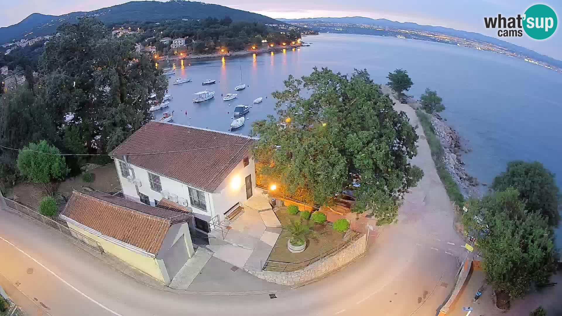 Web kamera luka Ika – Pogled uživo na luku i svjetla Opatije