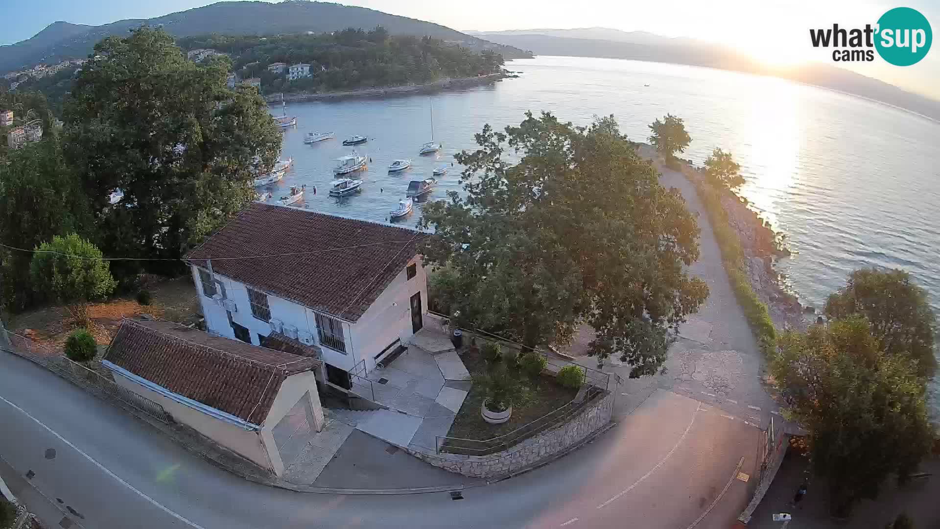 Spletna kamera pristanišče Ika – Pogled v živo na pristanišče in luči Opatije