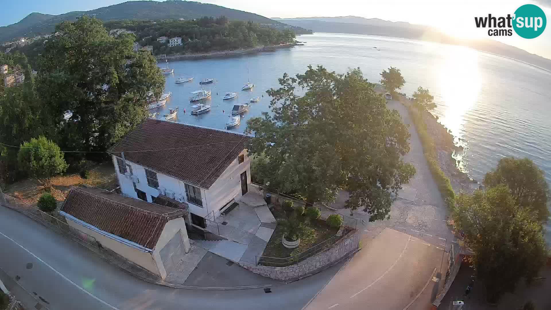 Spletna kamera pristanišče Ika – Pogled v živo na pristanišče in luči Opatije